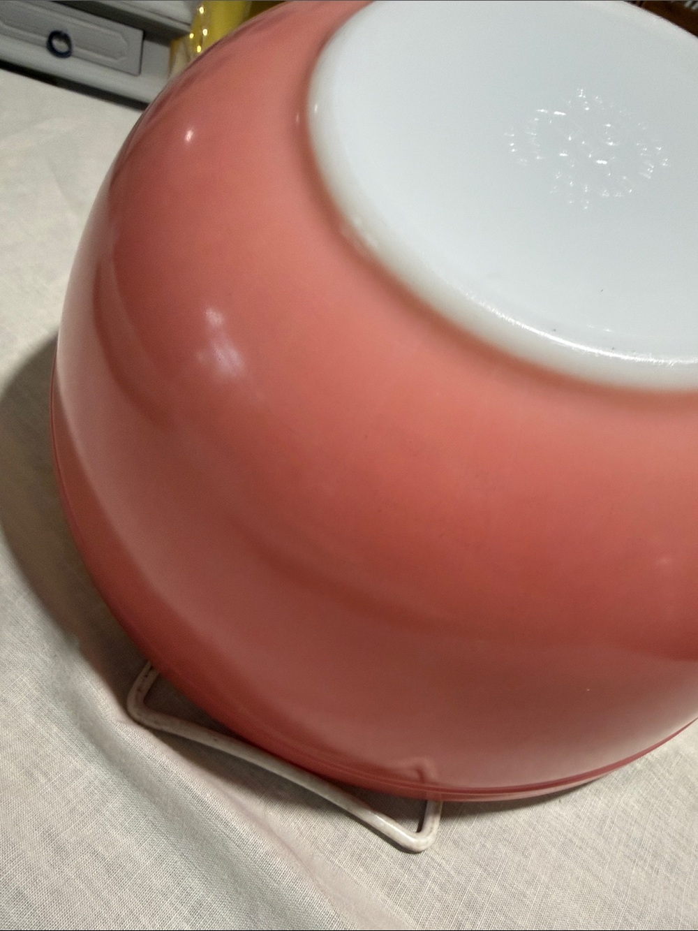 Final drop! 🔥PYREX Pink Mixing Bowl 404 - Picture 3 of 9